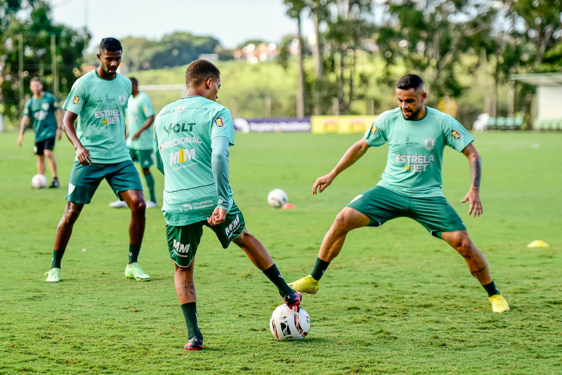 Com as novas contratações em campo, América treina nesta quinta