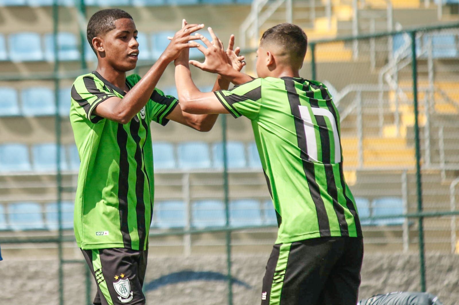 Sub-17 e Sub-15 do América estreiam com vitória no Mineiro