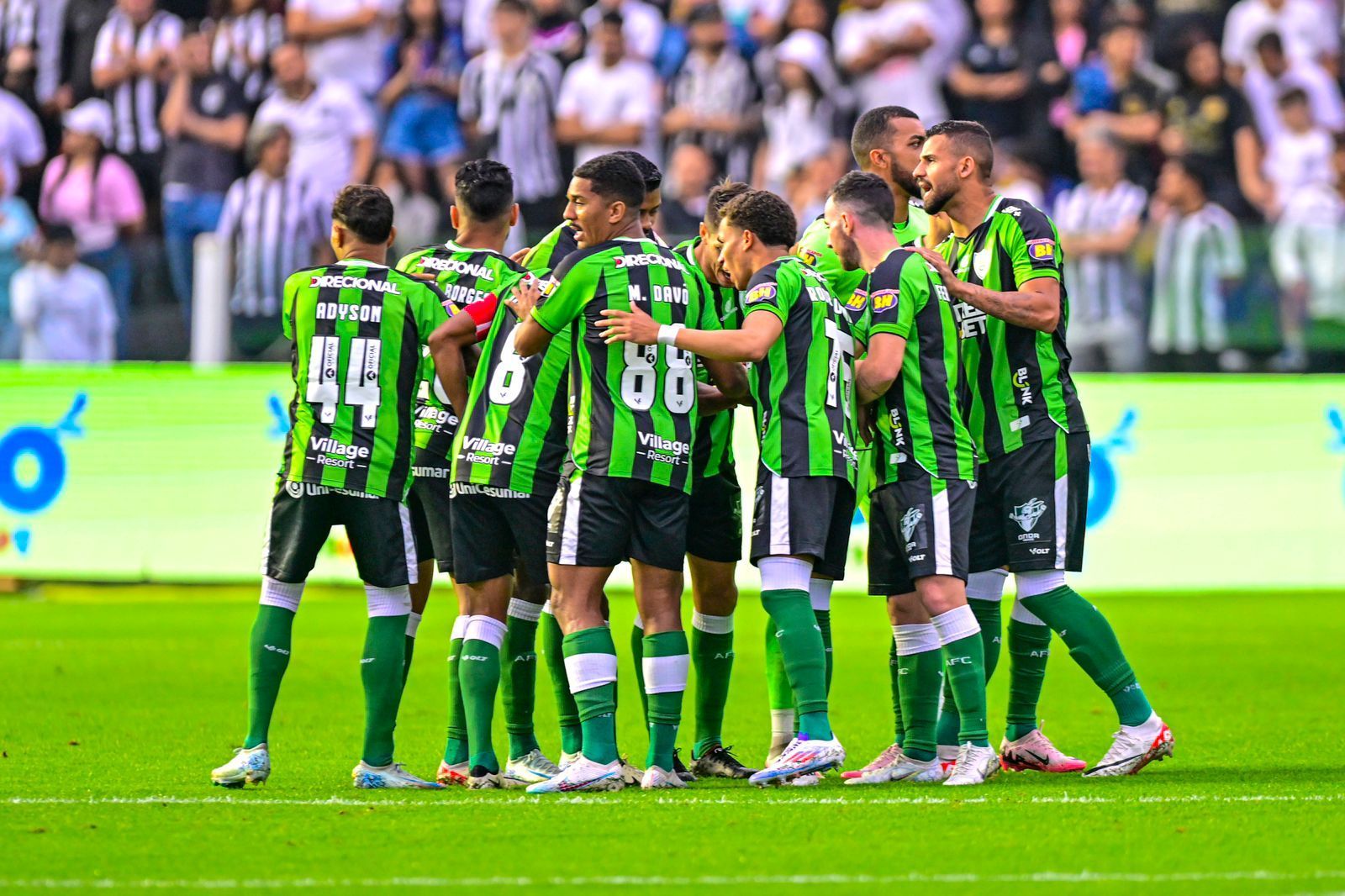Prejudicado pela arbitragem, Am&eacute;rica perde em Santos