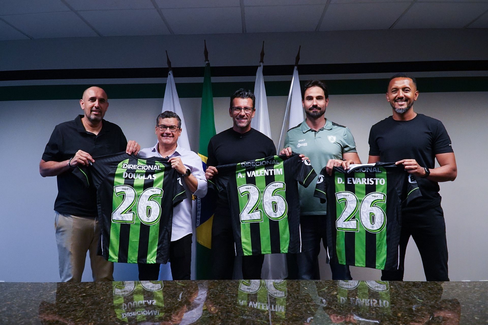 At&eacute; 2026: Alberto Valentim renova contrato com o Am&eacute;rica