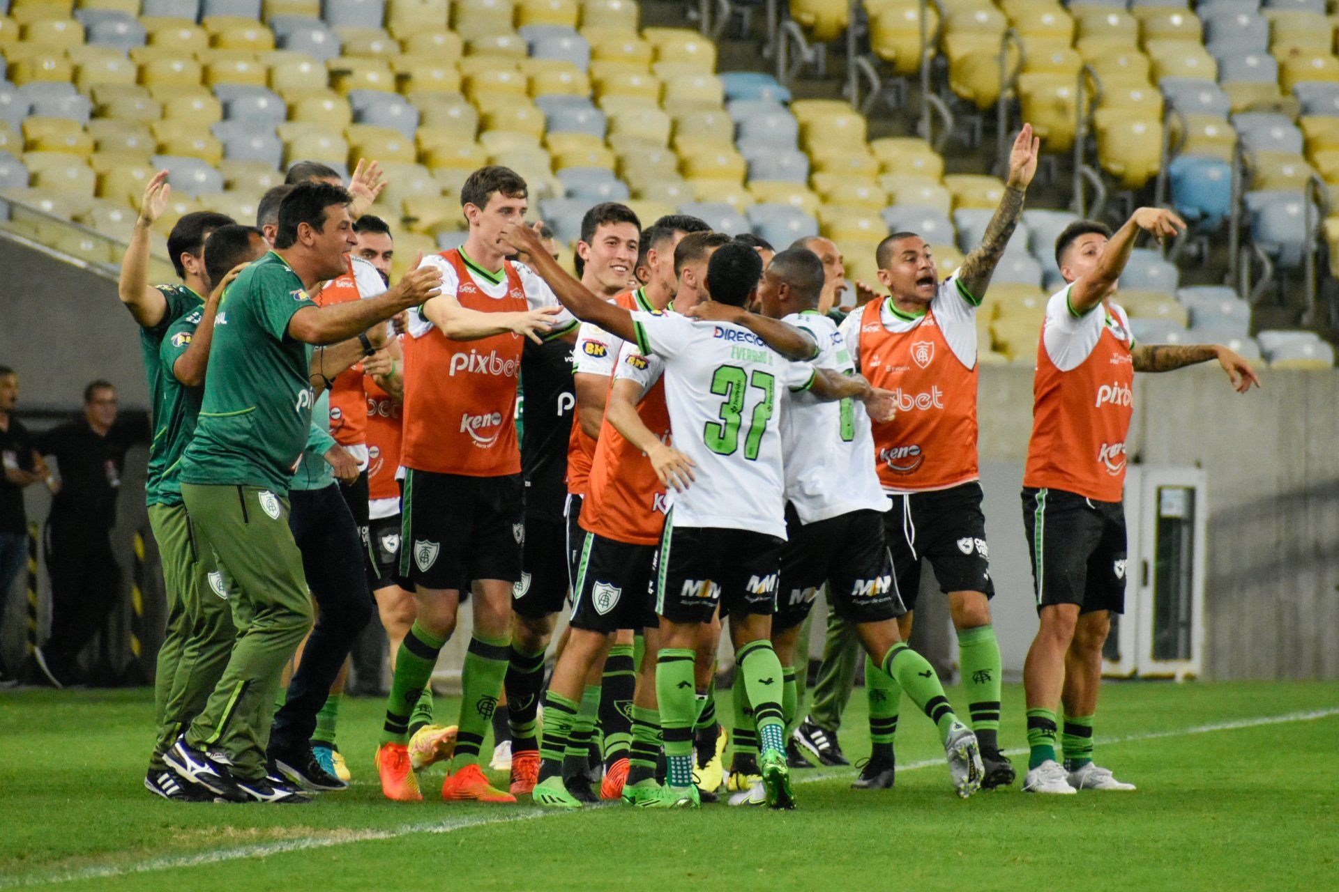América não toma conhecimento do Fluminense e vence no Maracanã