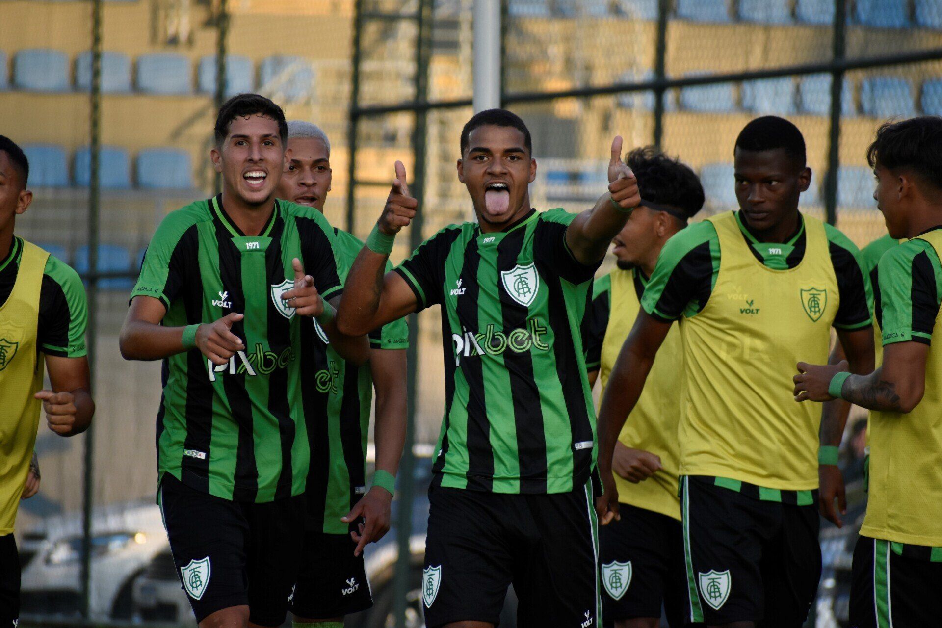 Coelh&atilde;ozinho vence cl&aacute;ssico e sai na frente na semifinal do Mineiro Sub-20