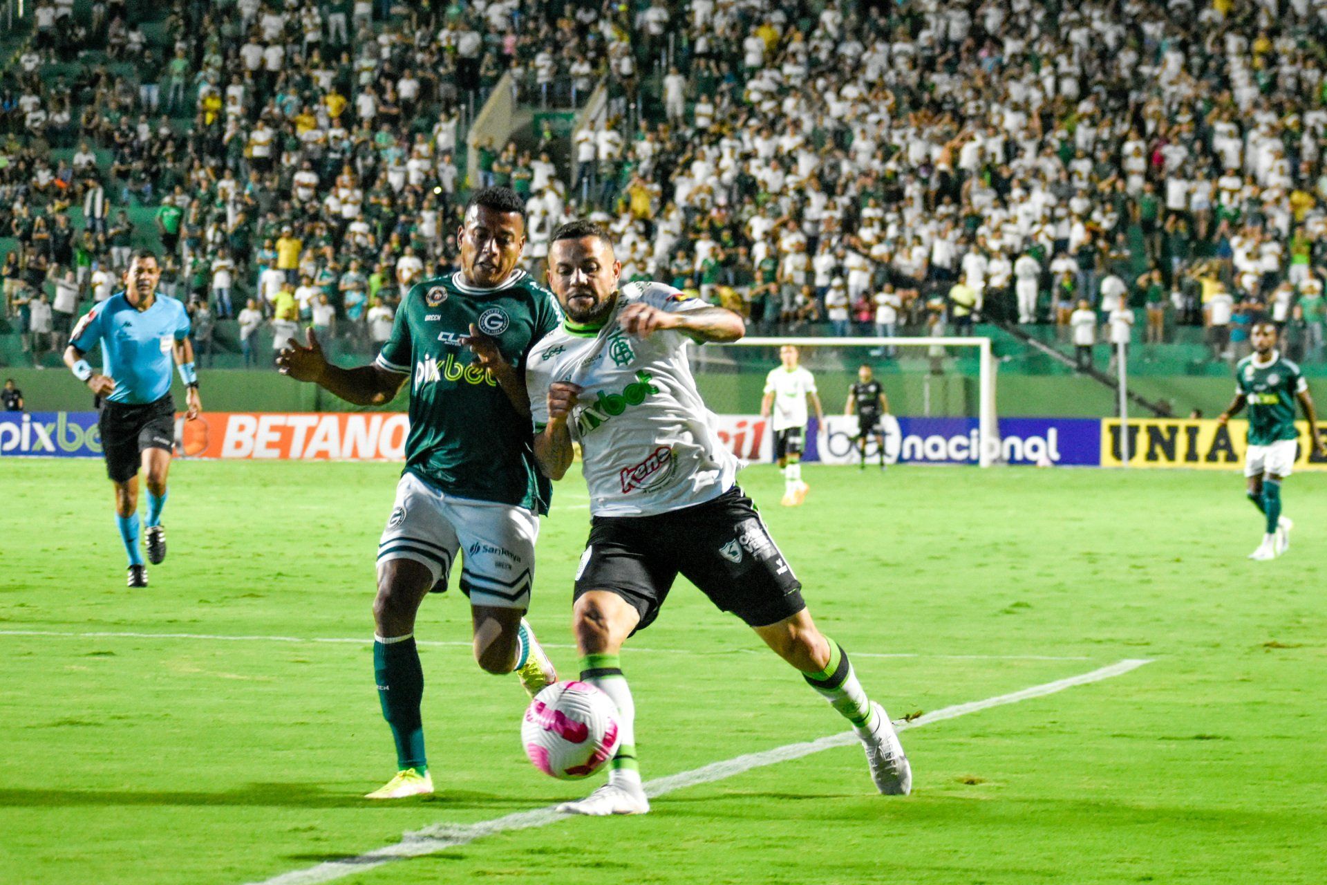 Am&eacute;rica joga melhor, mas empata com o Goi&aacute;s por 2 a 2