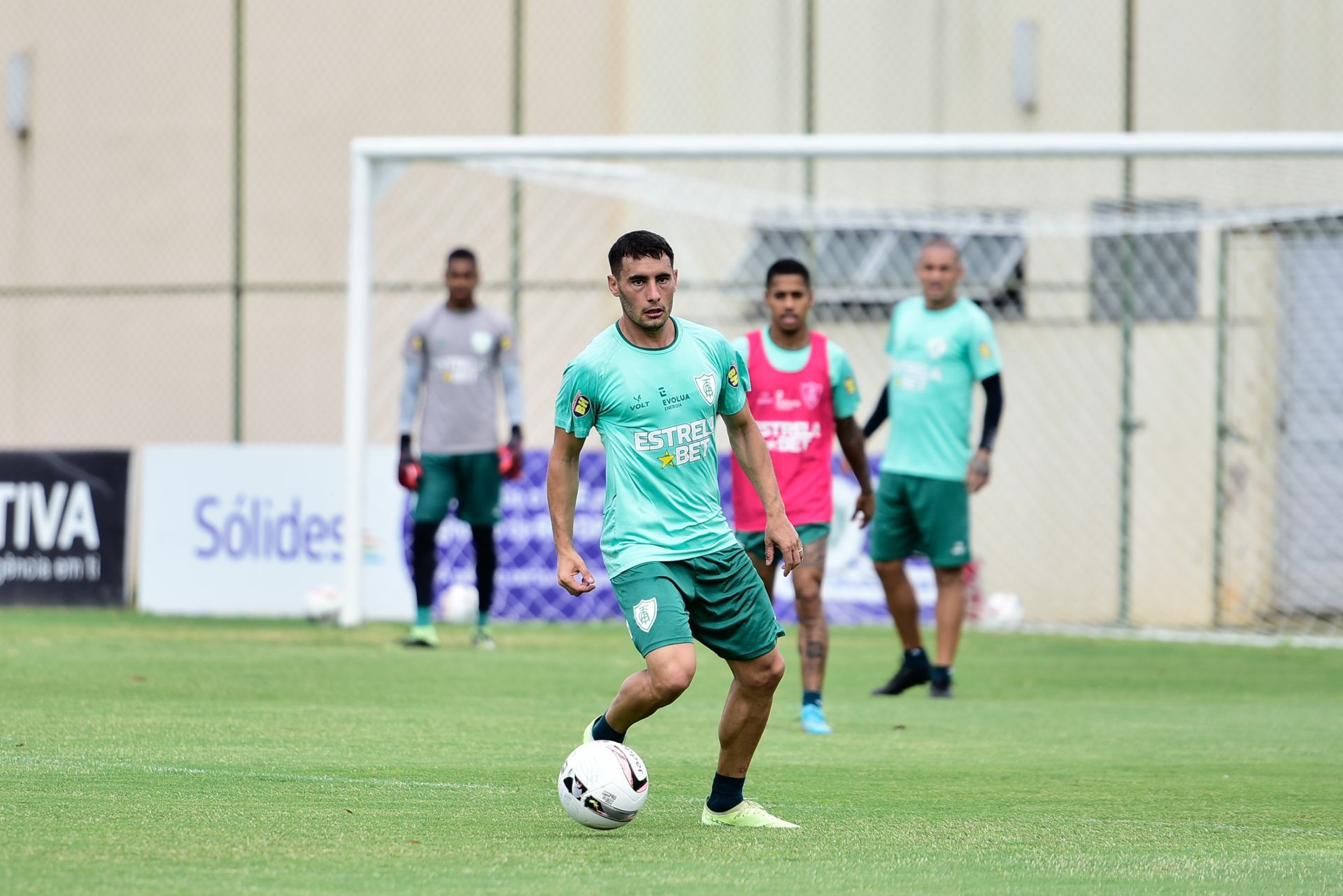 América encerra a preparação para estrear em casa