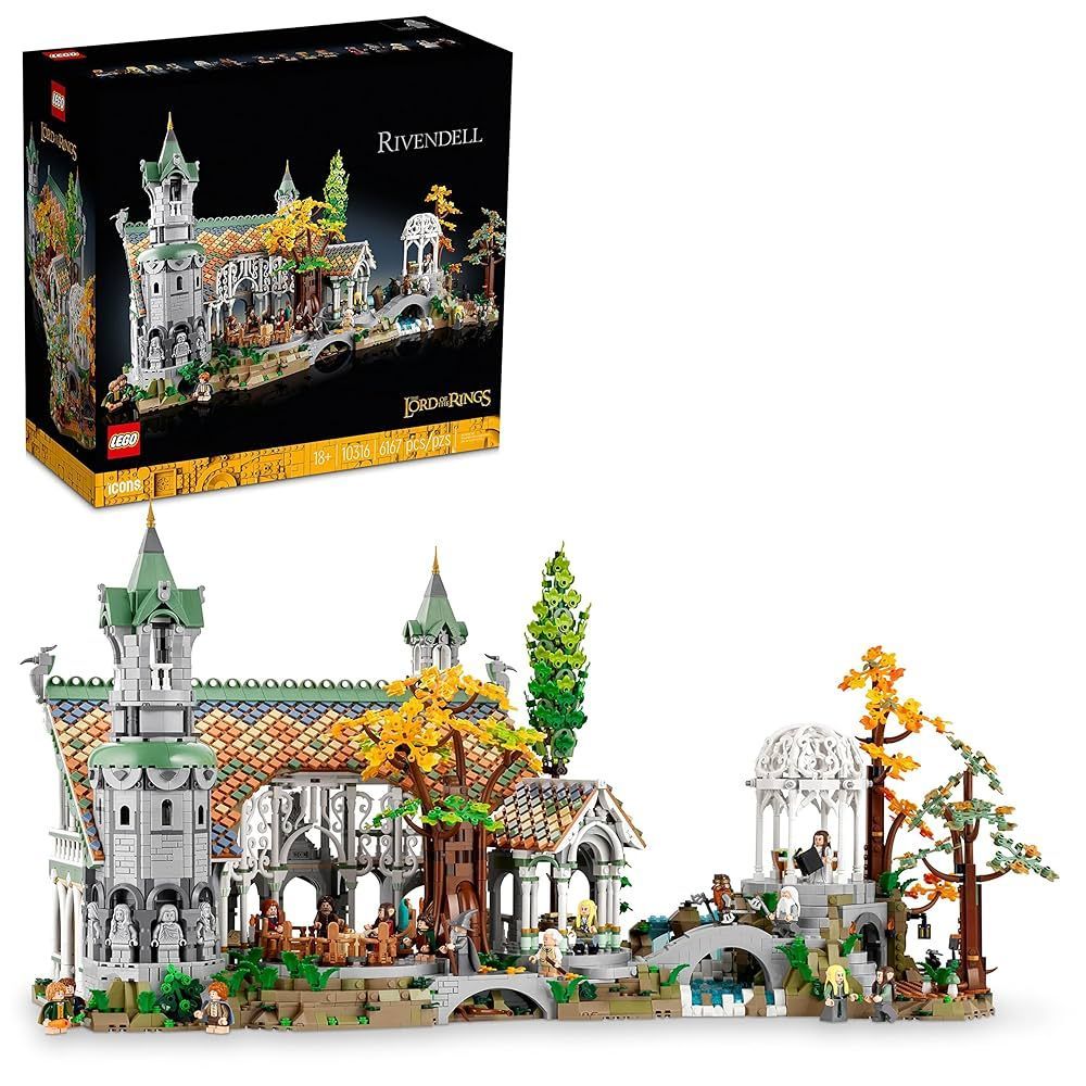 Ensemble LEGO de Fondcombe, une colonie elfique détaillée avec des tours blanches, un pont et un feuillage d'automne.