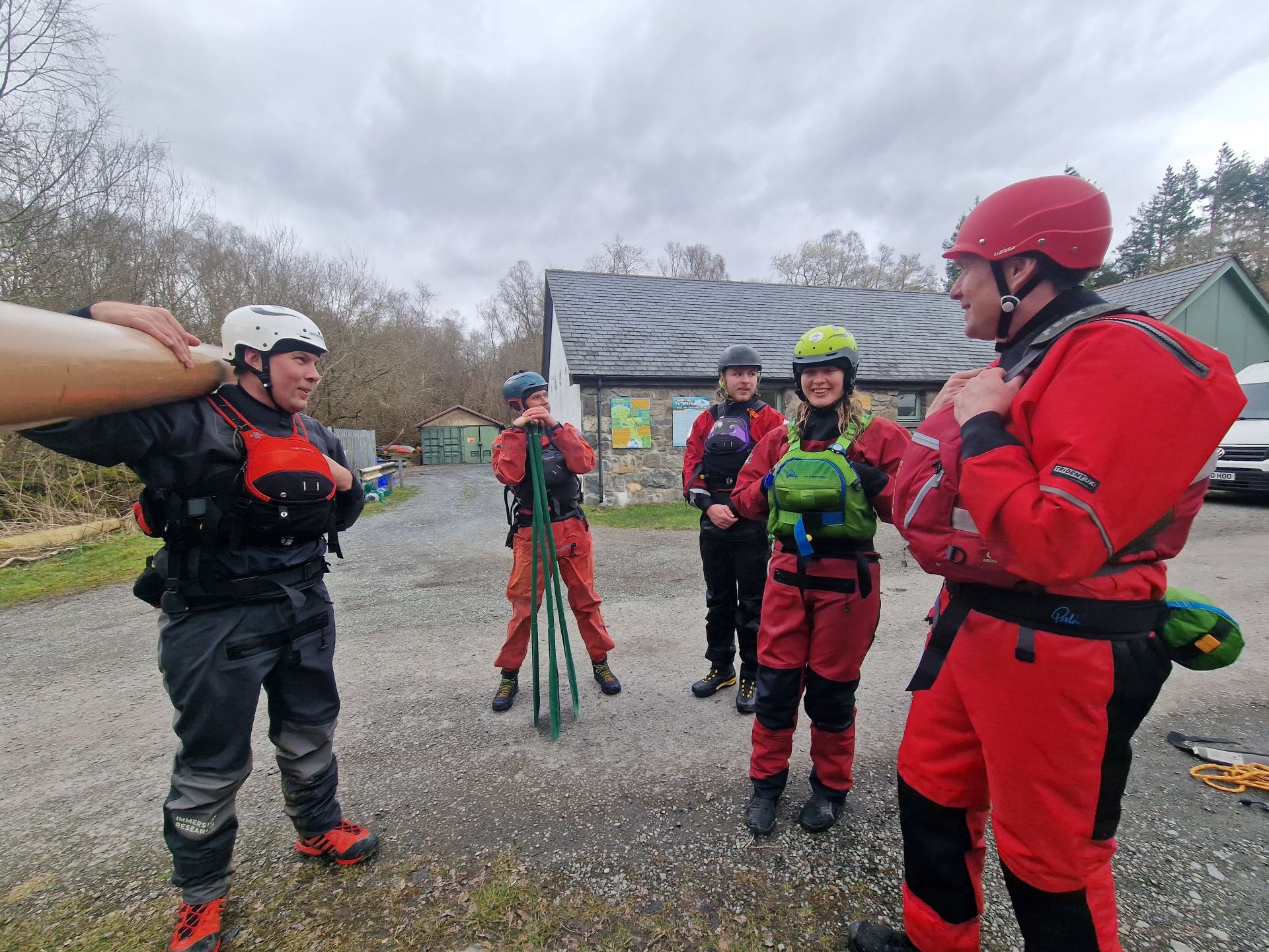 A group of rescue students discuss techniques with their instructor