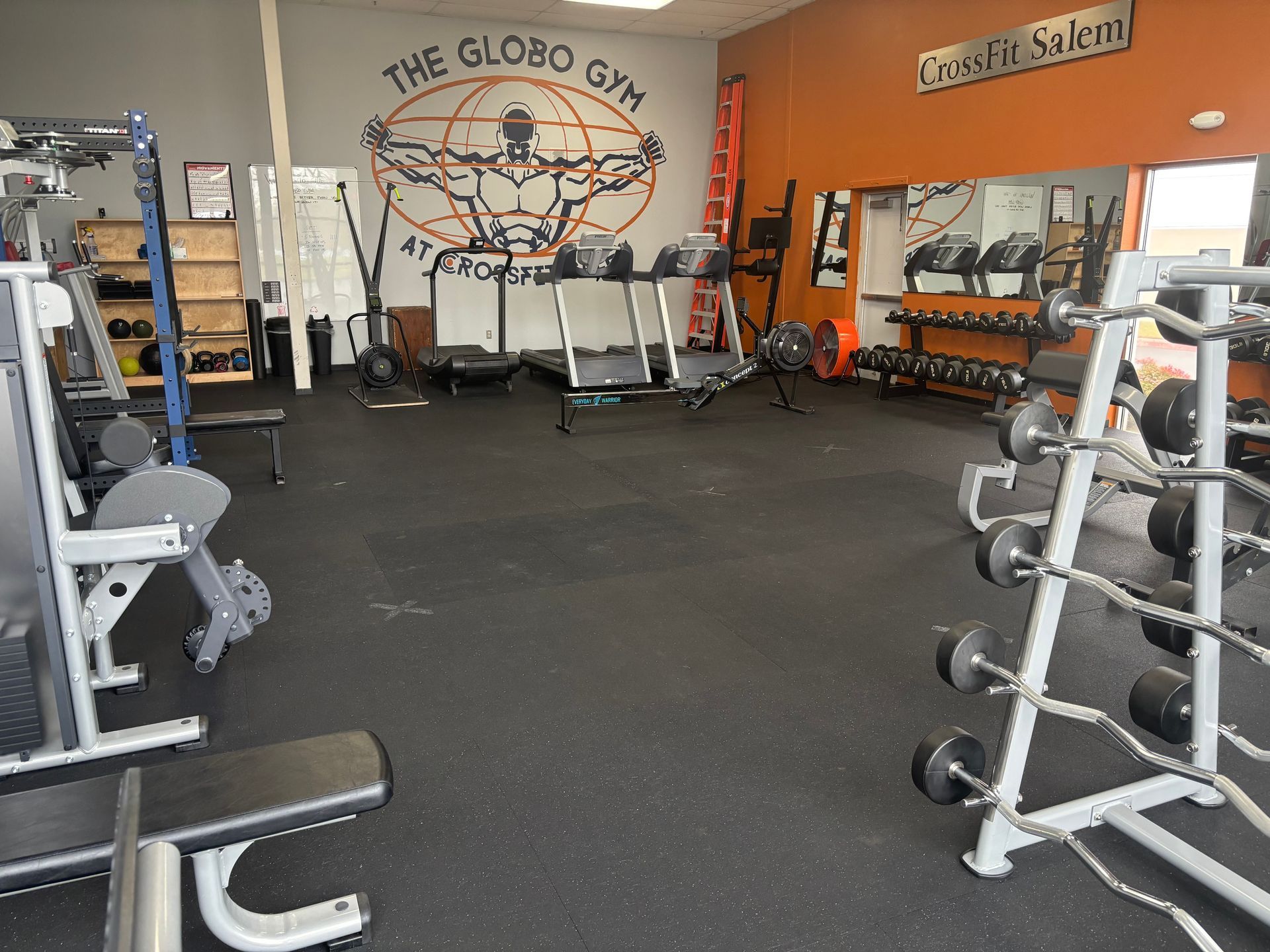 A gym with a sign that says the globo gym