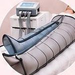 Manicotto compressivo per gamba collegato a un'unità di controllo posizionata sulla gamba del paziente.