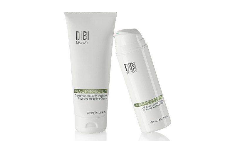 Due tubetti cosmetici bianchi con dettagli verdi, uno grande e uno piccolo, su sfondo bianco.