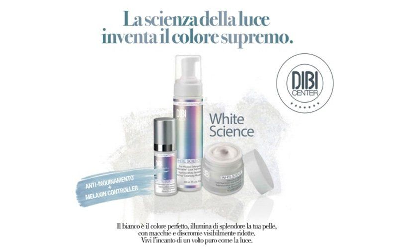 Pubblicità di cosmetici bianchi con flaconi e vasetti, slogan in italiano, logo DBI su sfondo bianco.