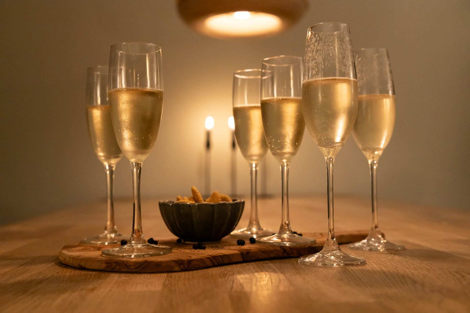Champagne galzen op tafel 