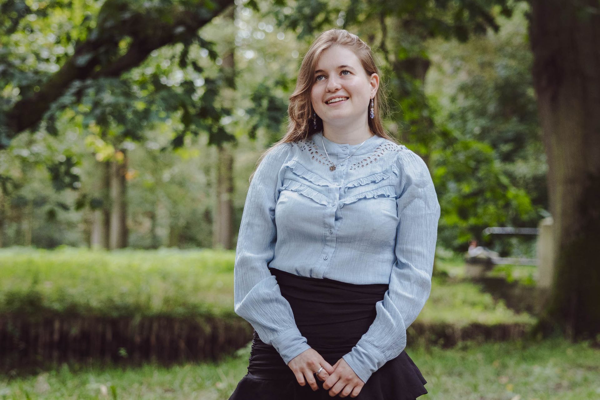 Portret van een vrouw in de groene natuur