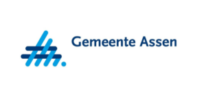Logo voor de gemeente Assen, met een blauw abstract symbool en tekst.