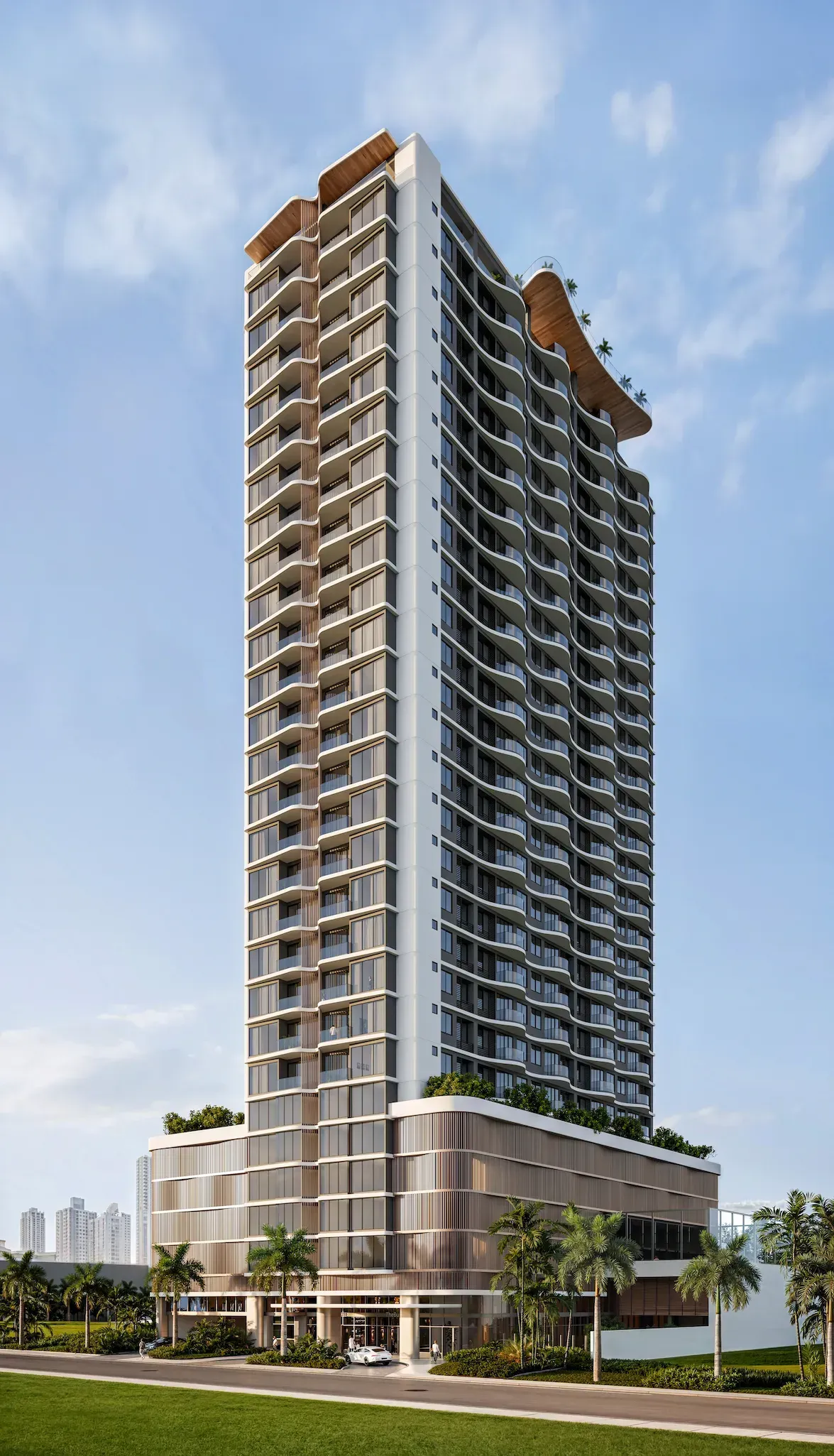 Immeuble d’appartements moderne et élancé avec des balcons, vu depuis la rue sur fond de ciel bleu