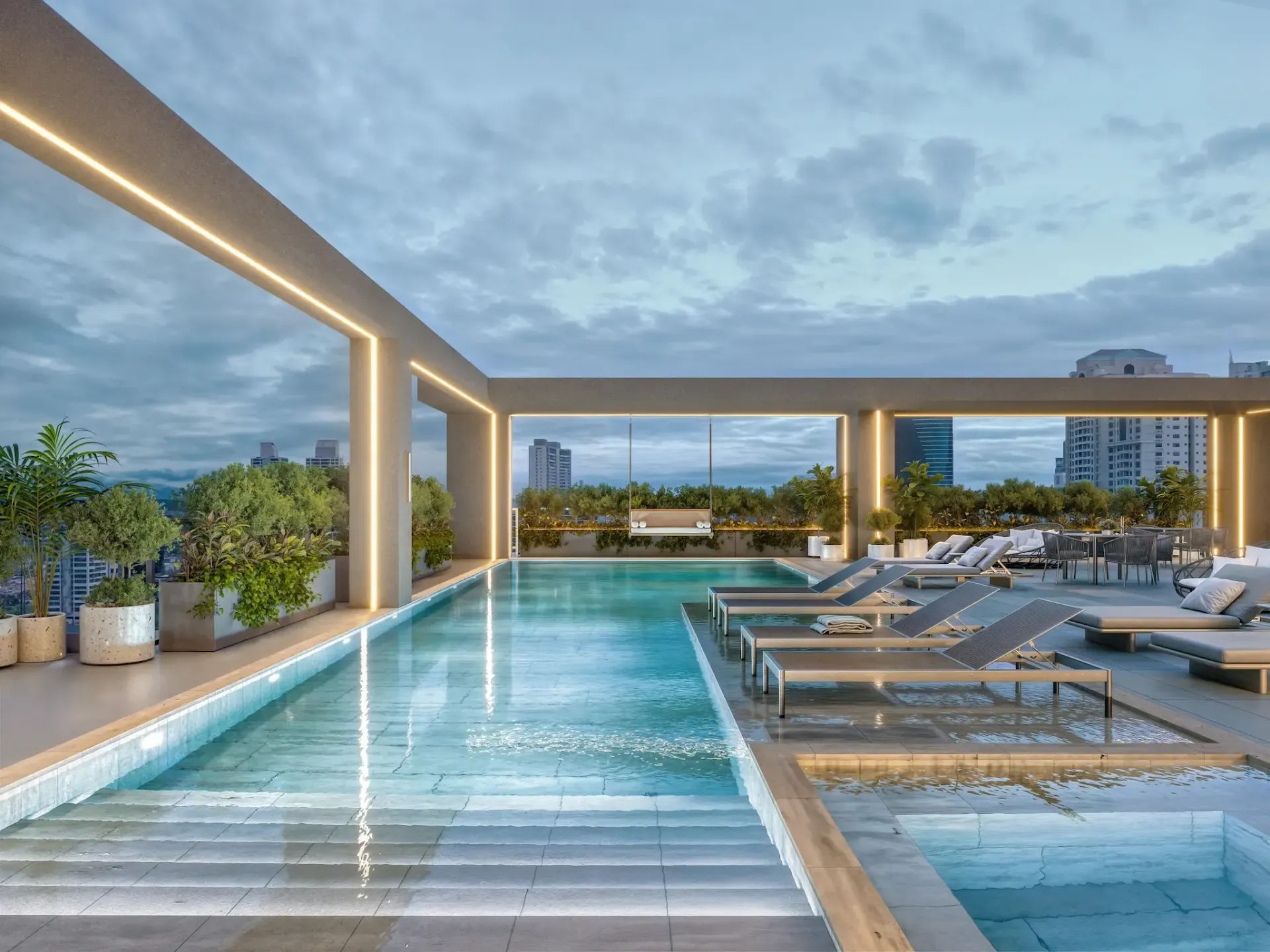 Piscine moderne sur le toit avec des chaises longues, une pergola éclairée et une vue sur la ville au crépuscule