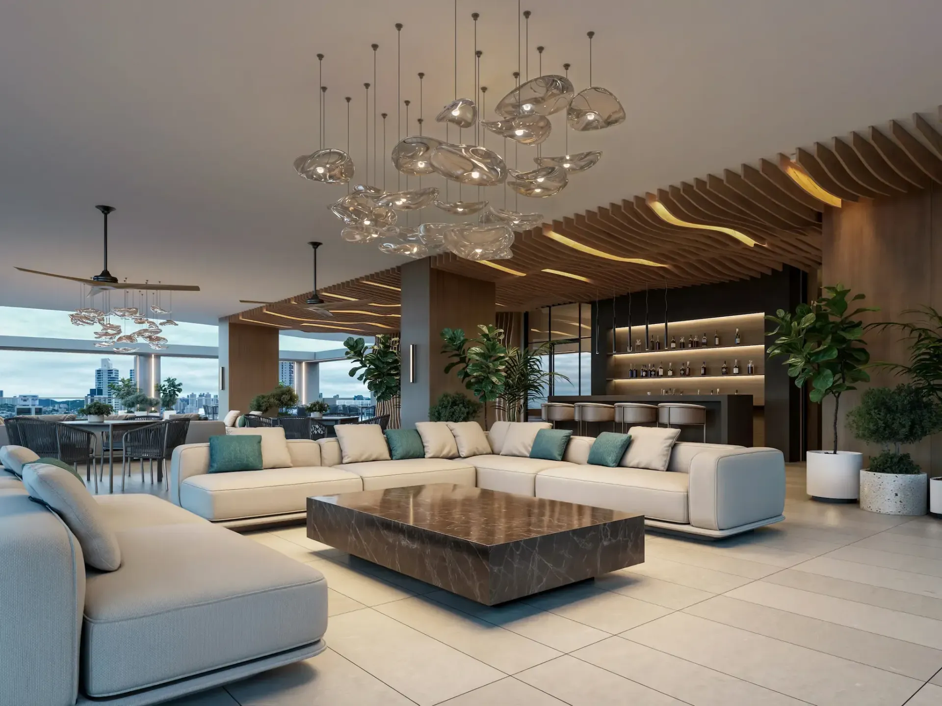 Salon moderne et luxueux avec des canapés blancs, une grande table basse, des lustres et une vue sur l’océan