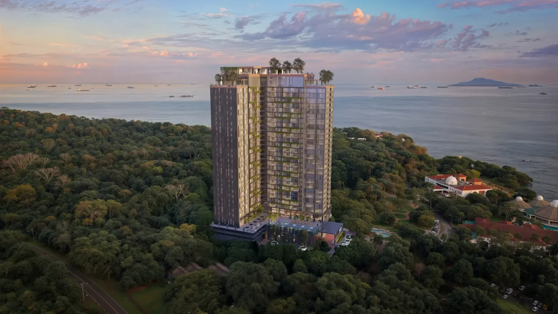 Une haute tour moderne dominant une forêt verdoyante et dense au lever du soleil, avec une mer calme et des îles au loin