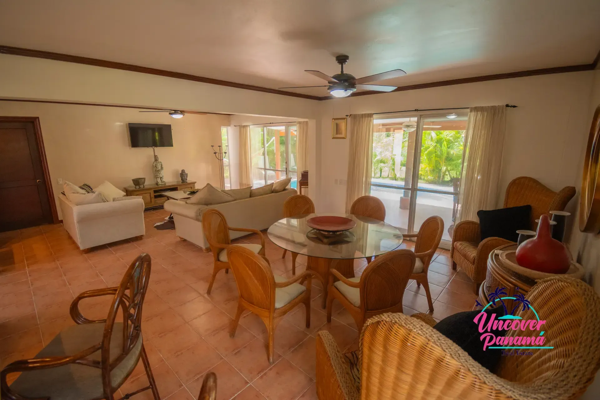 Photo gallery showing the different areas of a luxury 4 bedroom townhouse with 254 m² near Farallón Beach in Costa Blanca Golf & Villas, Panama.