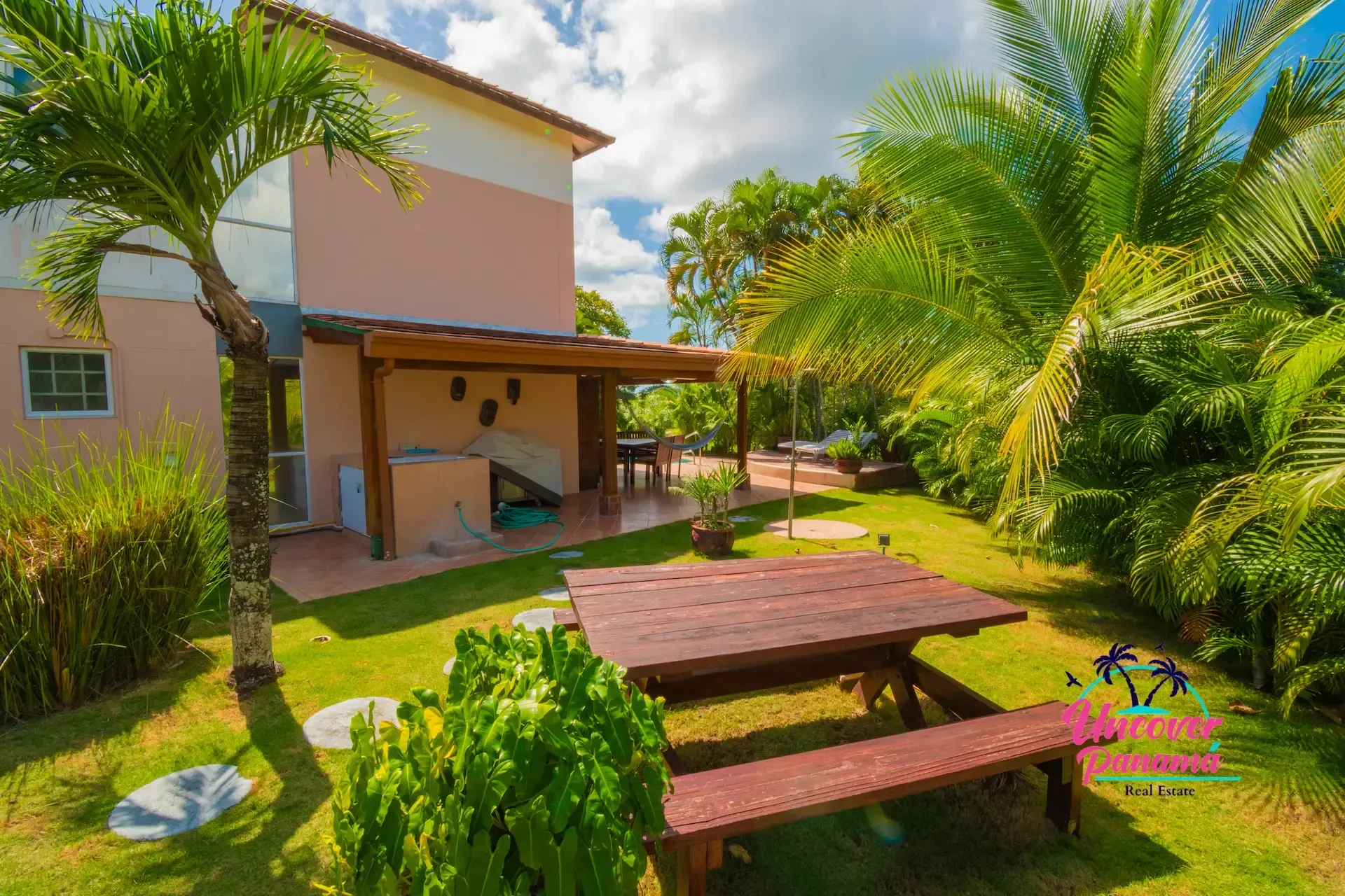 Photo gallery showing the different areas of a luxury 4 bedroom townhouse with 254 m² near Farallón Beach in Costa Blanca Golf & Villas, Panama.