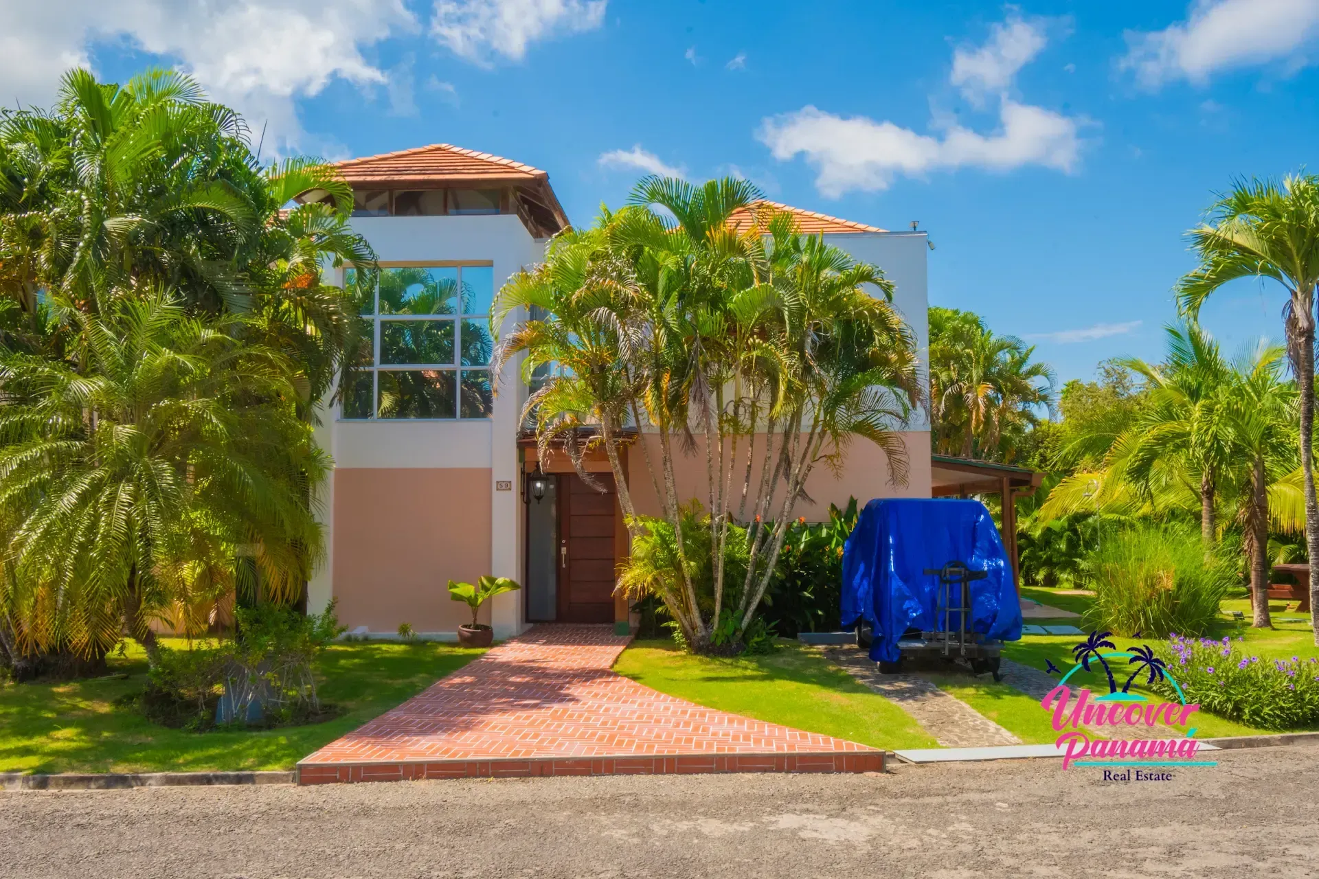 Photo gallery showing the different areas of a luxury 4 bedroom townhouse with 254 m² near Farallón Beach in Costa Blanca Golf & Villas, Panama.