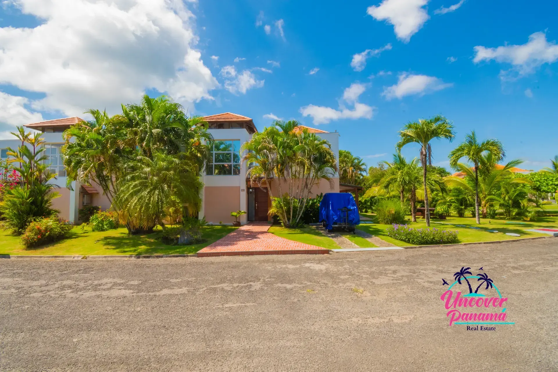Photo gallery showing the different areas of a luxury 4 bedroom townhouse with 254 m² near Farallón Beach in Costa Blanca Golf & Villas, Panama.