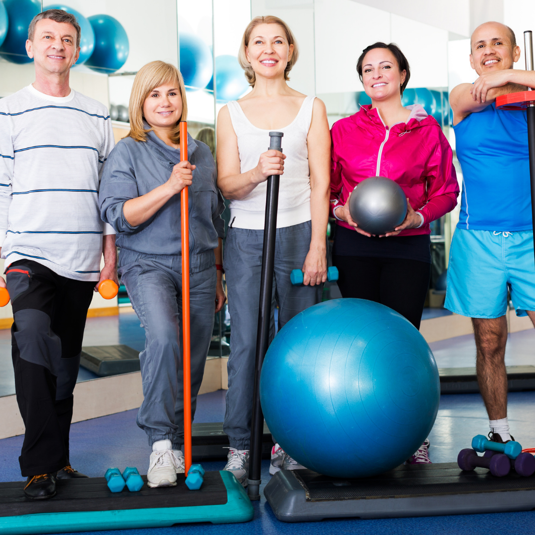 A group of people are posing for a picture in a gym