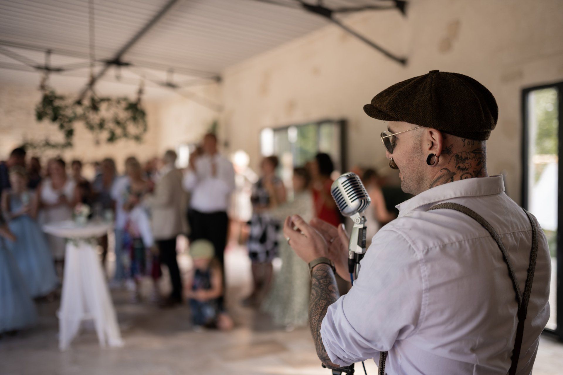 pendant le vin d'honneur jean-eric-dj-animation la ferme de la biza