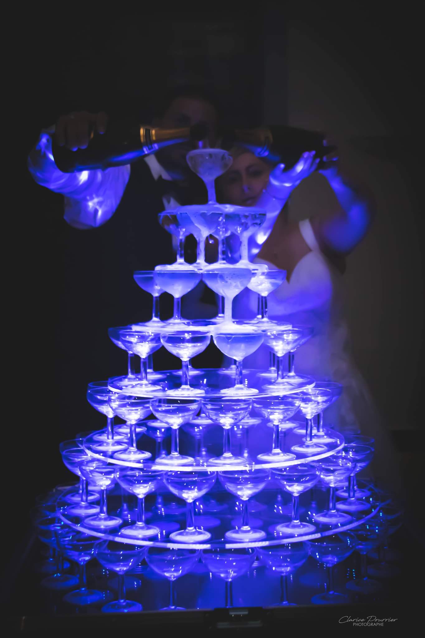 Fontaine à Champagne pendant une soirée de mariage jean-eric-dj-animation fontaine à champagne la ferme de la biza