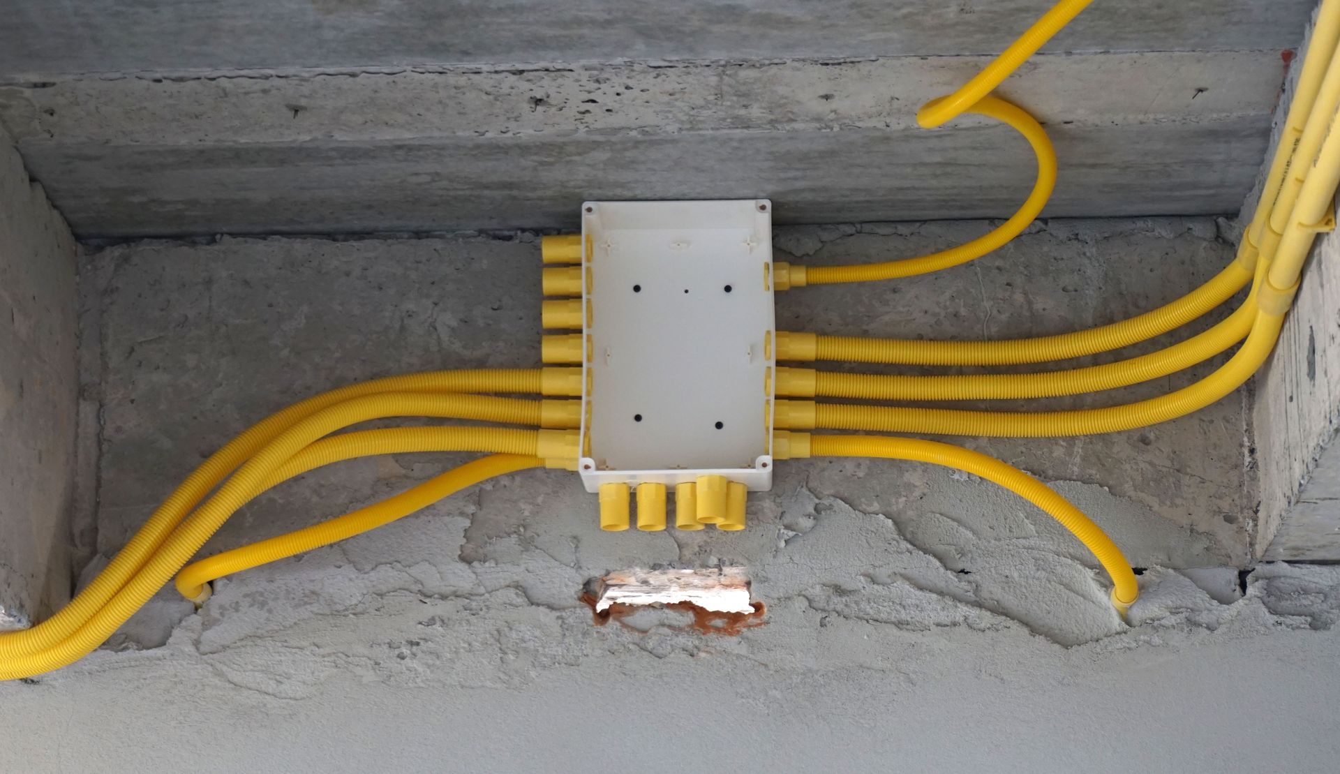 Installing Wiring on Fuse Box