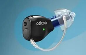 Audífono Oticon negro con tubo auditivo transparente sobre fondo azul.