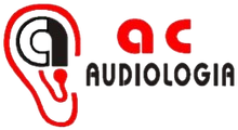 Logotipo de AC Audiologia con un gráfico de una oreja roja y negra y el texto “ac AUDIOLOGIA”.
