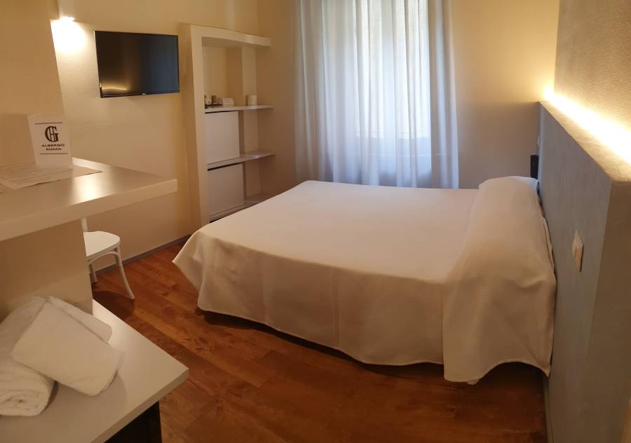 double bed at hotel in Buonconvento