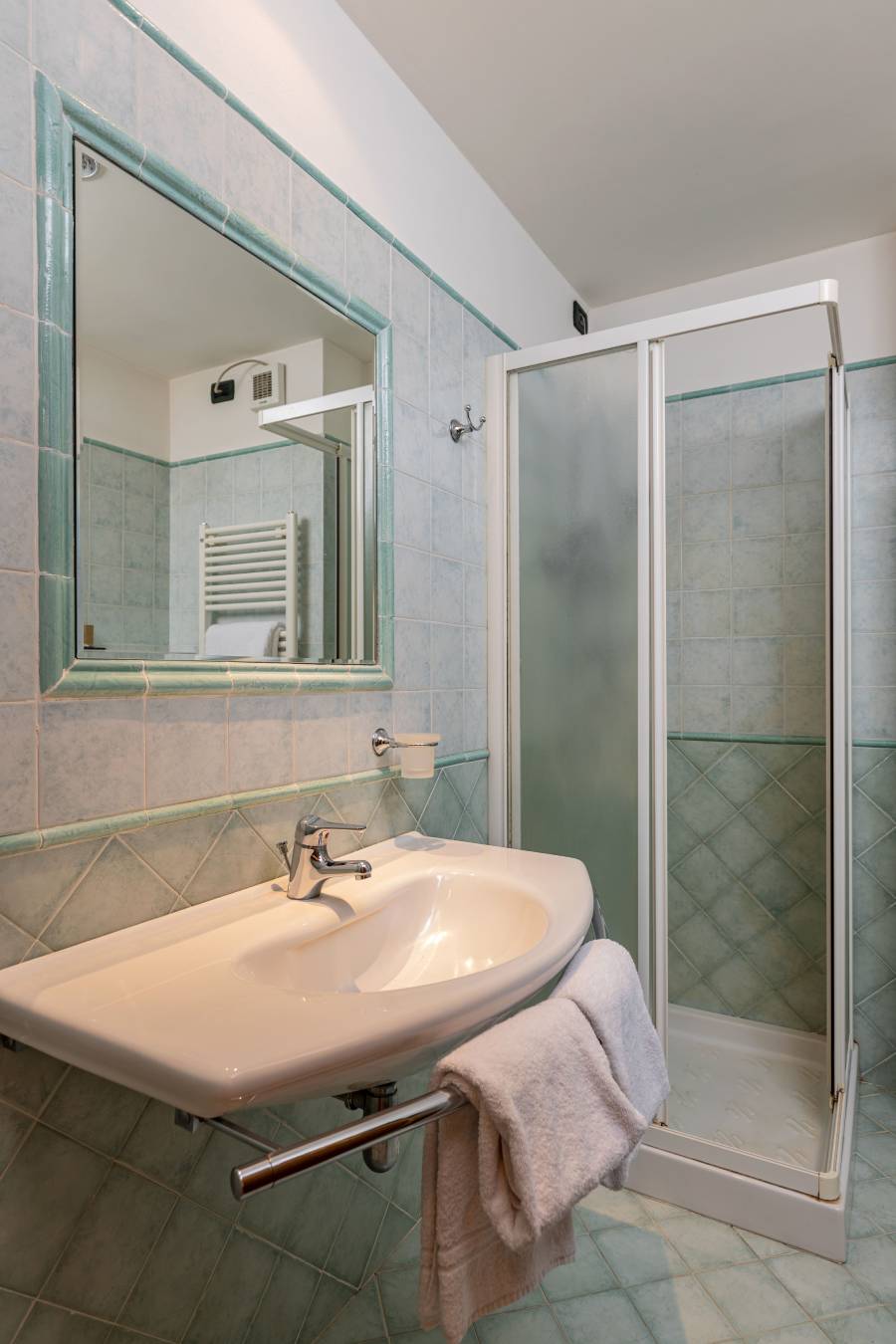 en-suite bathroom at hotel in Buonconvento