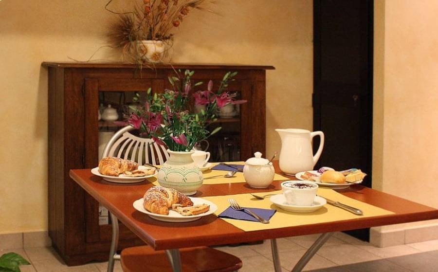 breakfast table at hotel in Buonconvento
