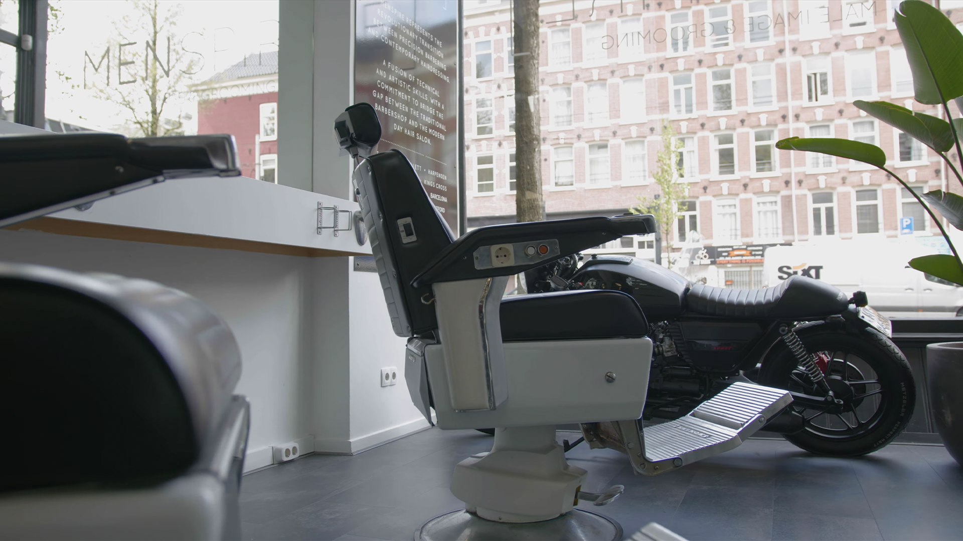 Bedrijfsvideo van een kapperszaak en je ziet een knipstoel