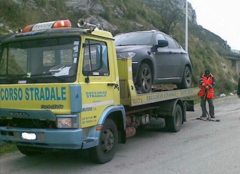 Un carro attrezzi con la scritta 