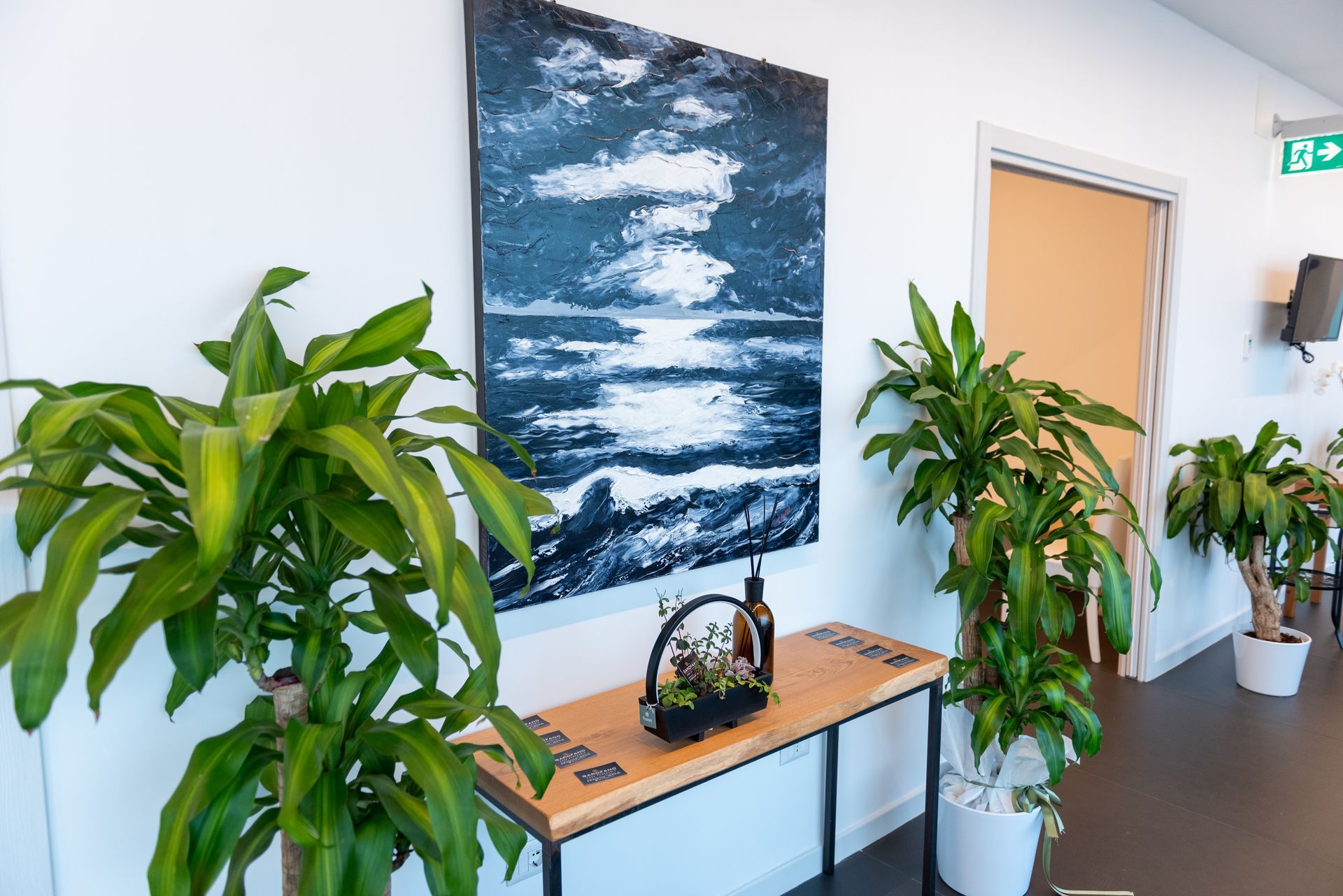 dettaglio di un mobile nella sala del commiato
