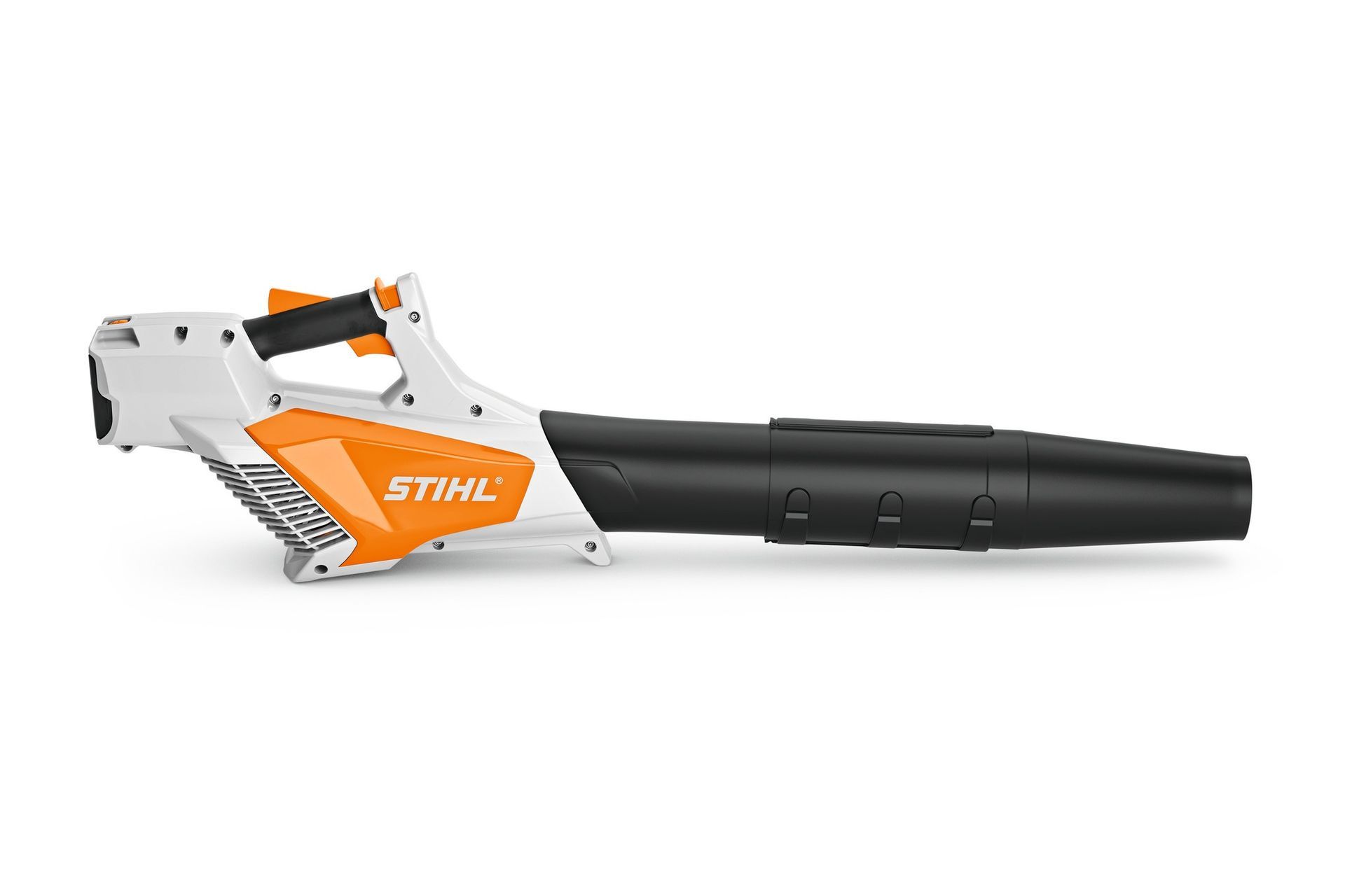Soplador de hojas STIHL a batería, blanco y naranja, sobre fondo blanco.
