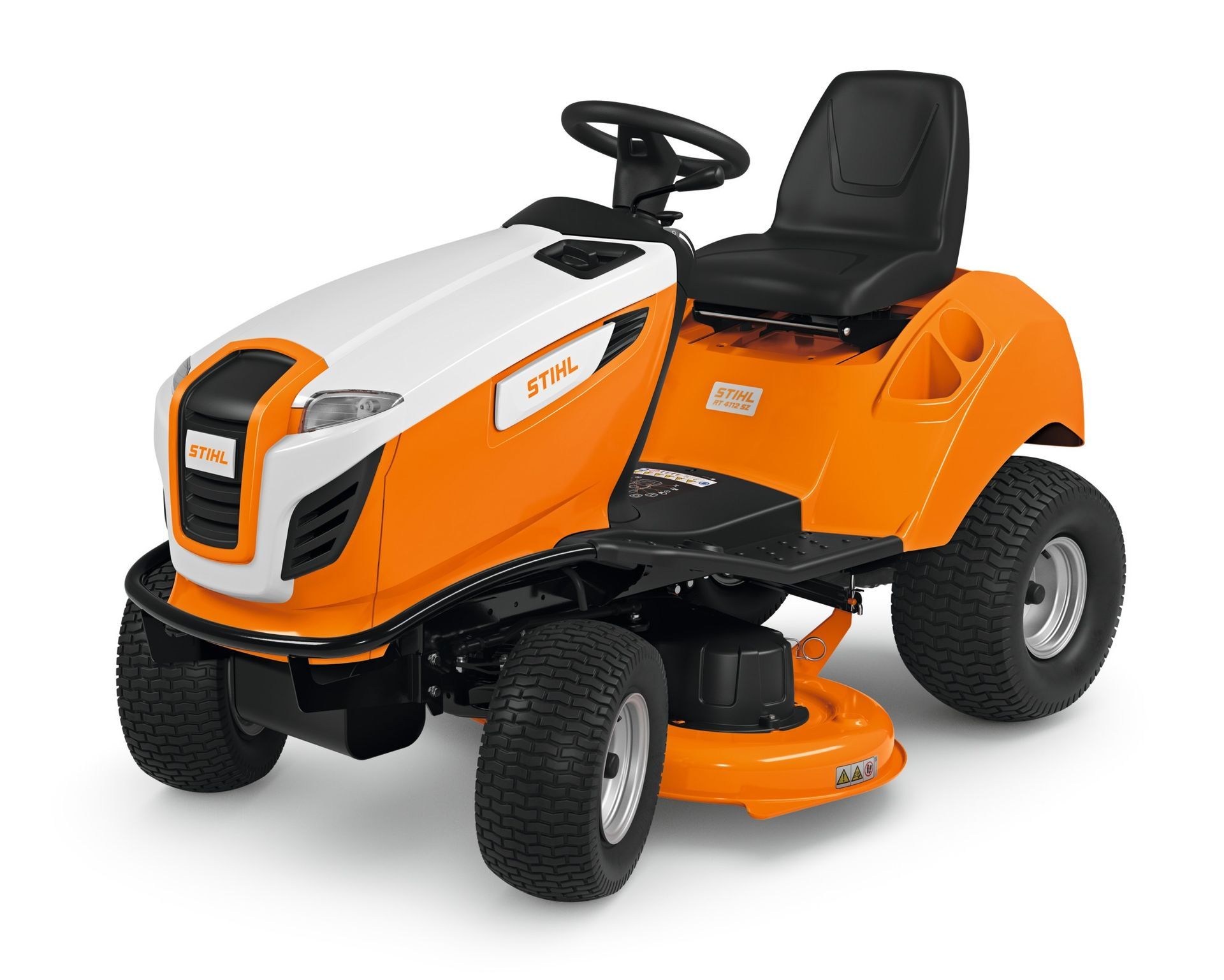 Cortacésped autopropulsado Stihl naranja y blanco sobre fondo blanco.