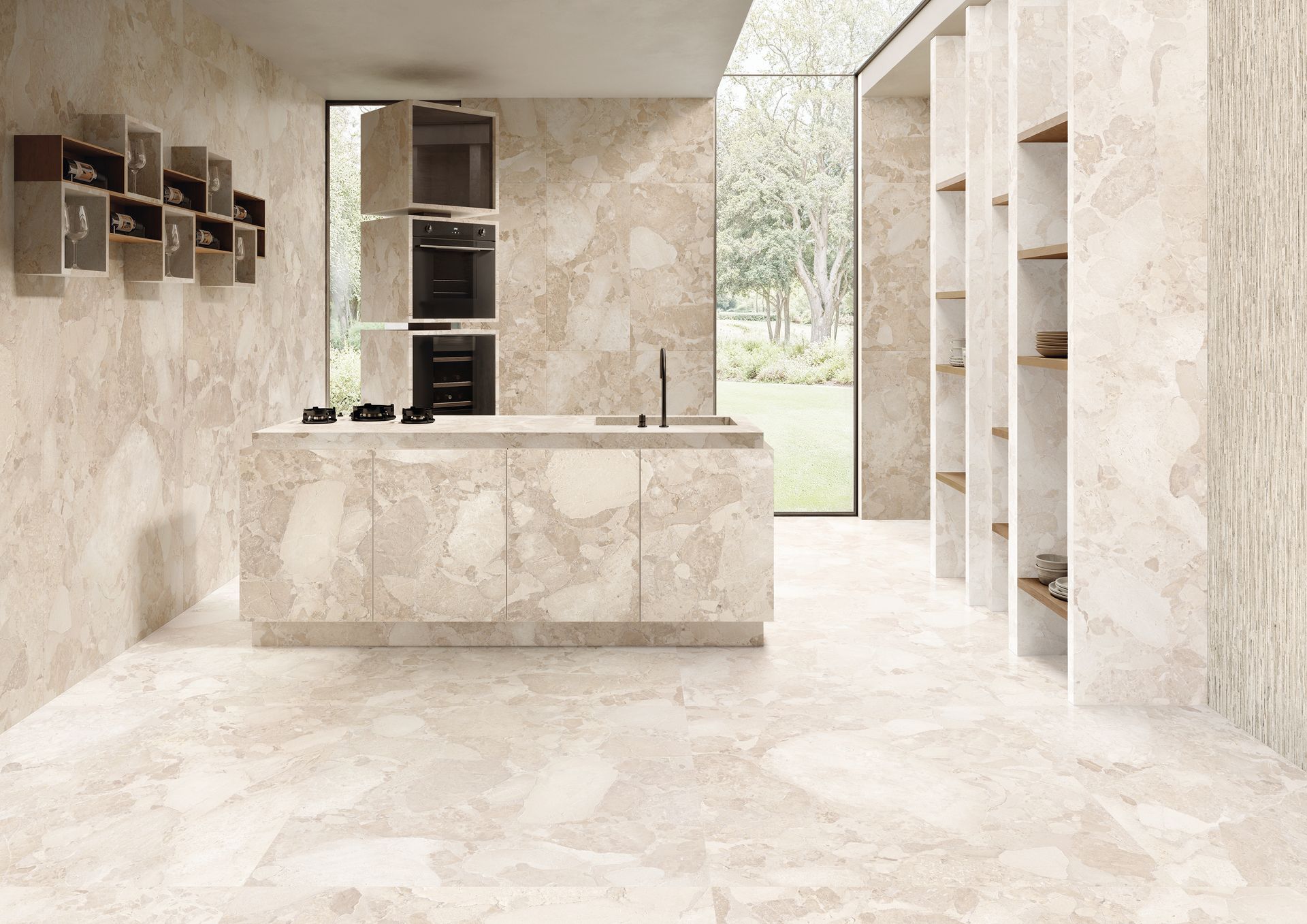 Beige marmeren keuken met kookeiland, ingebouwde ovens en planken. Groot raam met uitzicht naar buiten.