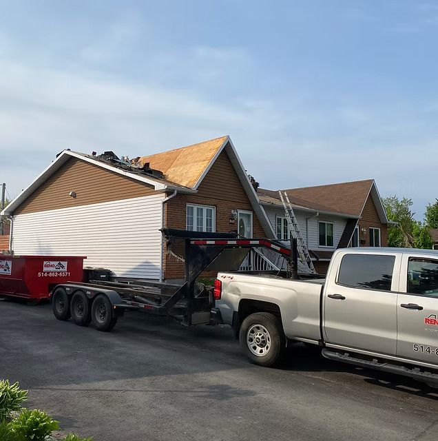 Un camion tire une benne à ordures devant une maison