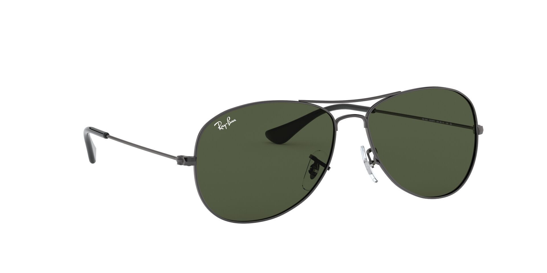 Un par de gafas de sol de aviador Ray-Ban sobre un fondo blanco.