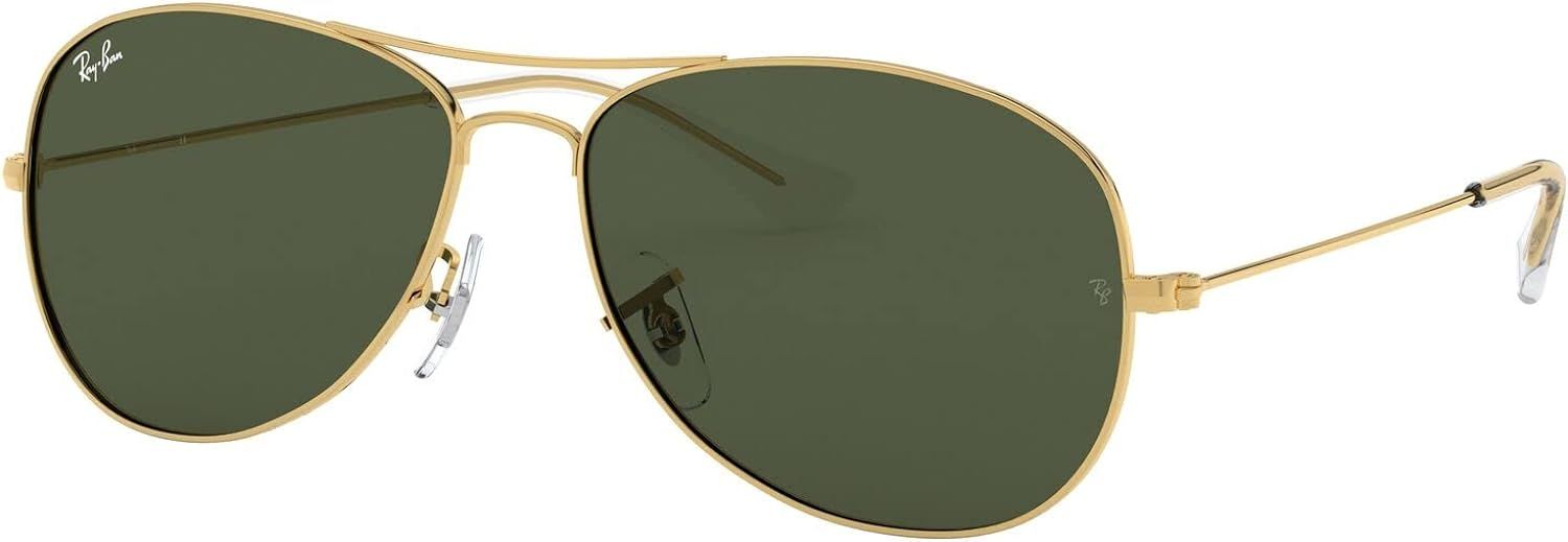 Un par de gafas de sol de aviador Ray-Ban con lentes verdes sobre fondo blanco.