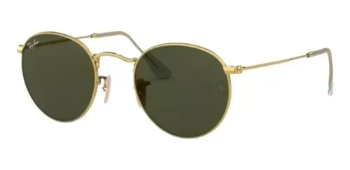 Un par de gafas de sol redondas con marco dorado y lentes verdes sobre fondo blanco.