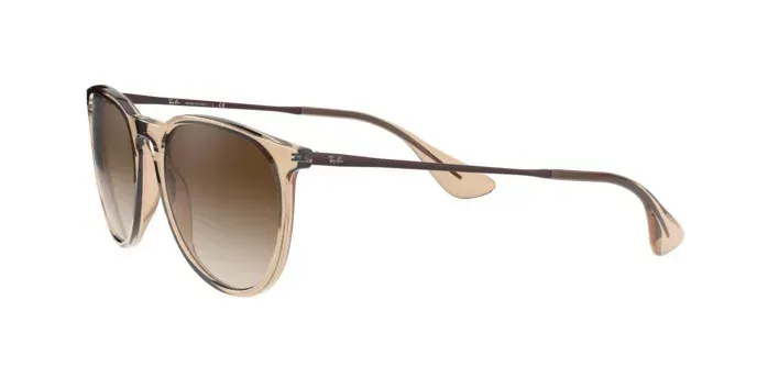 Un par de gafas de sol Ray-Ban sobre un fondo blanco.