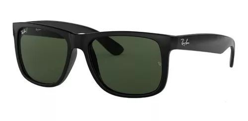 Un par de gafas de sol Ray-Ban negras con lentes verdes sobre fondo blanco.