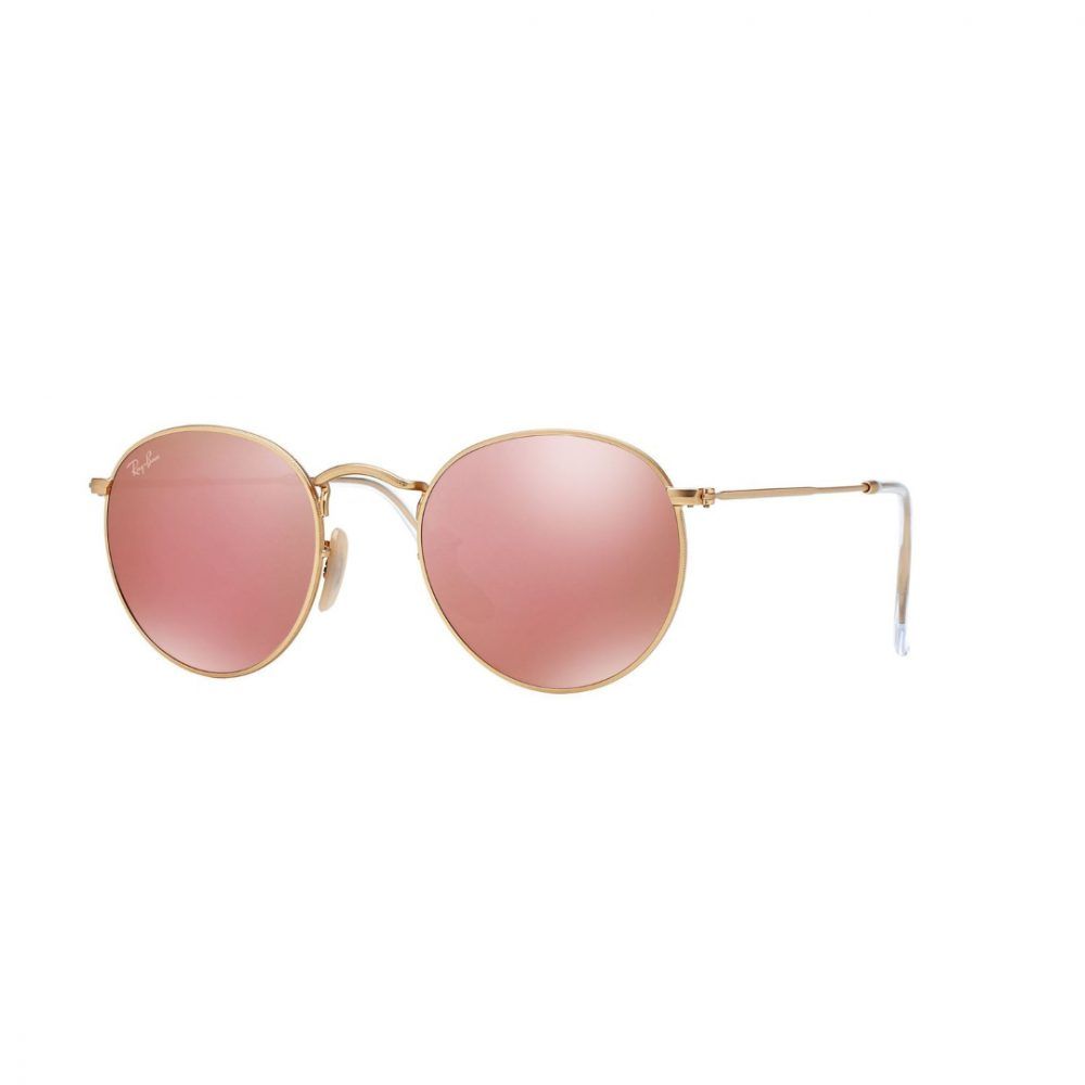 Un par de gafas de sol redondas con lentes rosas sobre un fondo blanco.