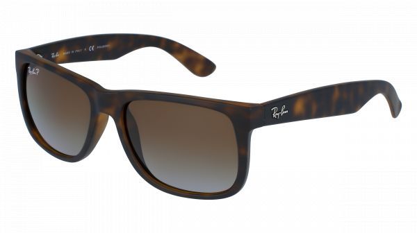 Un par de gafas de sol Ray-Ban sobre un fondo blanco.