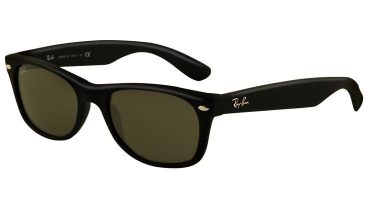 Un par de gafas de sol Ray-Ban negras sobre un fondo blanco.