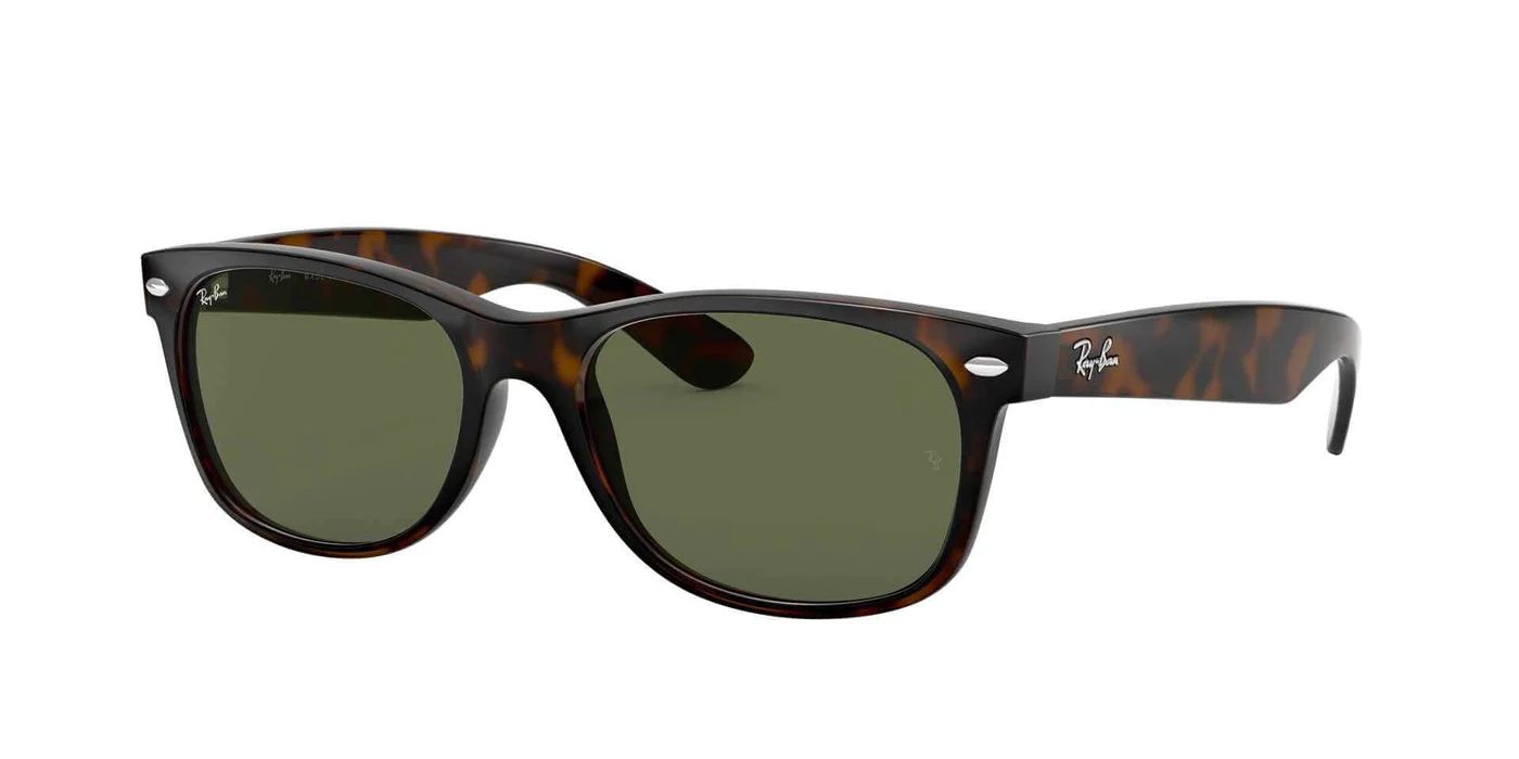 Un par de gafas de sol Ray-Ban con marco marrón y lentes verdes sobre fondo blanco.